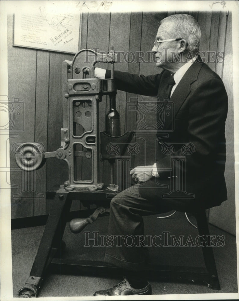 1977 Press Photo Herman Gelpi demonstrates an antique bottle Corker - Historic Images