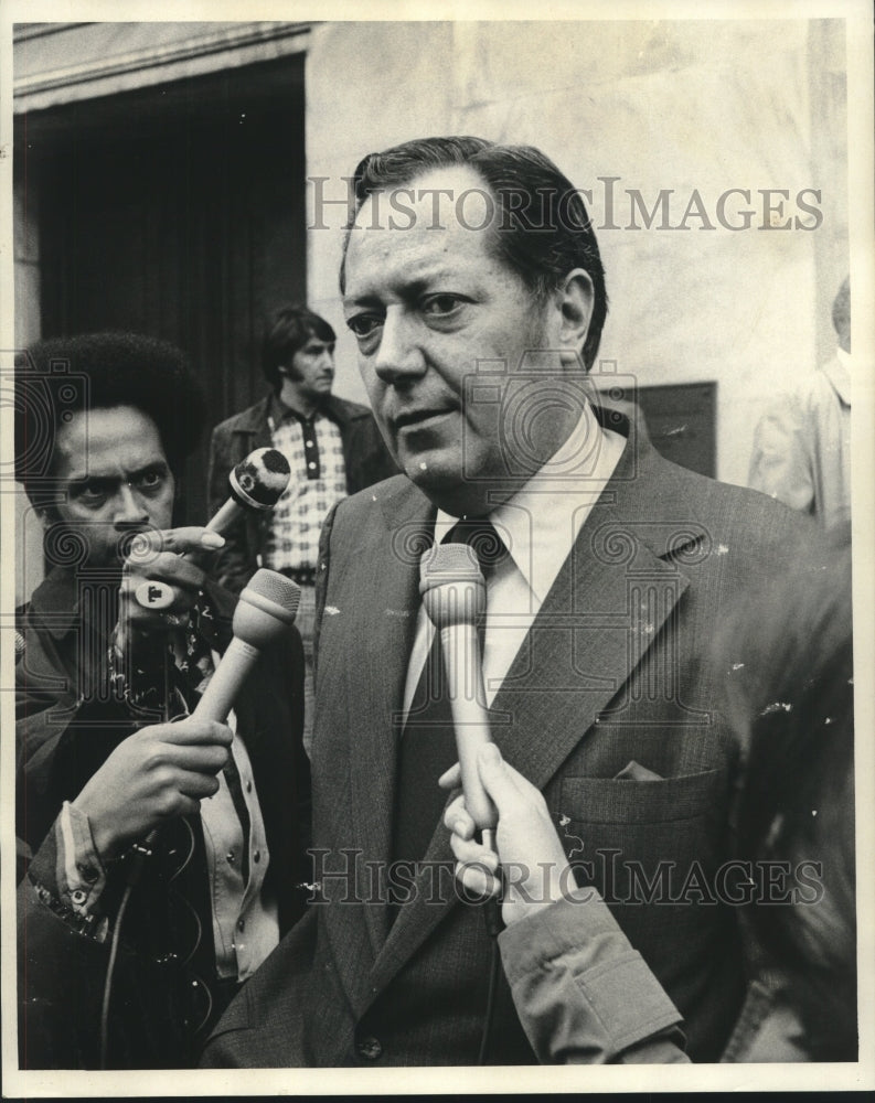 Load image into Gallery viewer, 1974 Press Photo District Attorney Jim Garrison interview by newsmen
