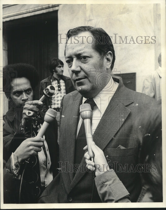 1974 Press Photo District Attorney Jim Garrison interview by newsmen