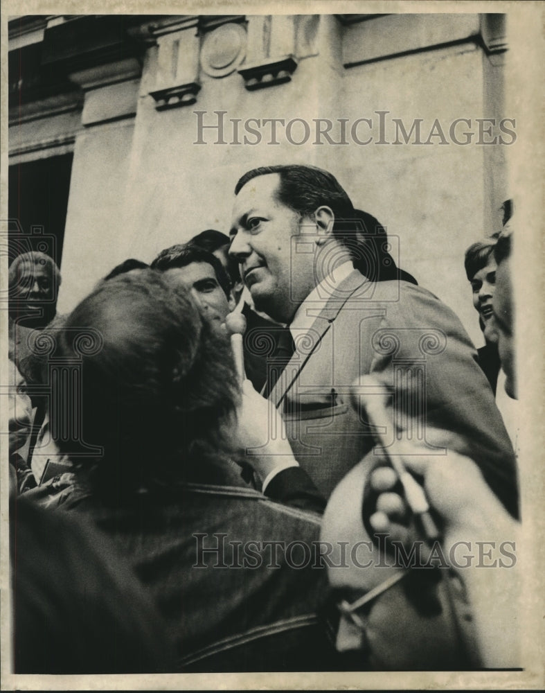 1973 Press Photo Jim Garrison, talking with the press - Historic Images