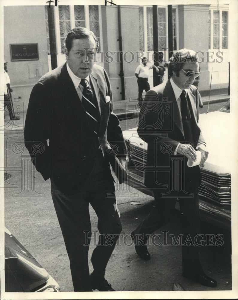 1973 Press Photo Jim Garrison, walking with hand in pocket- Historic Images