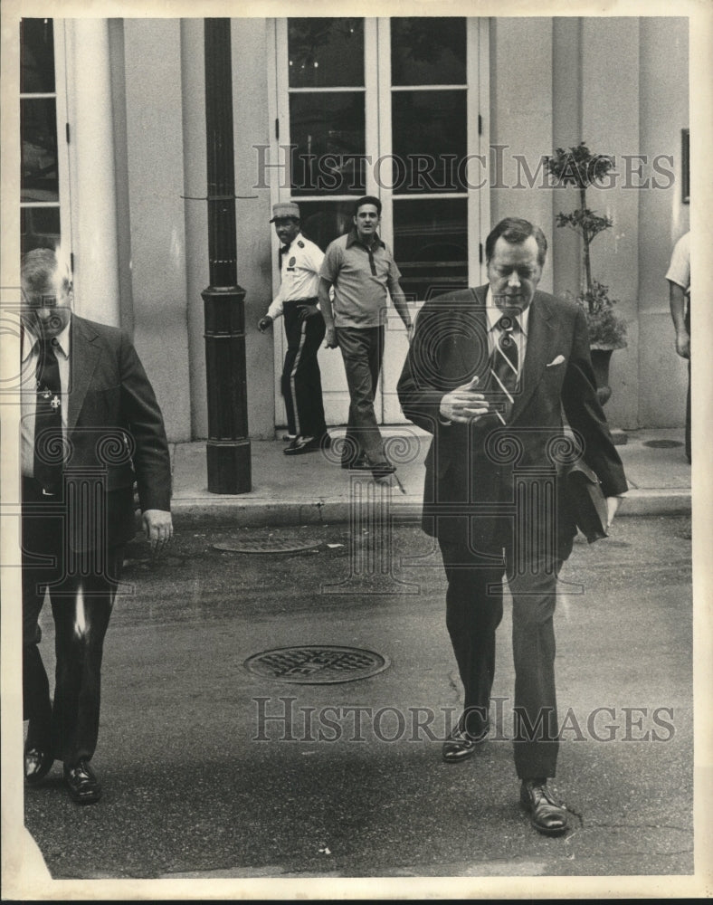 1973 Press Photo Jim Garrison, crossing the street with briefcase in hand- Historic Images