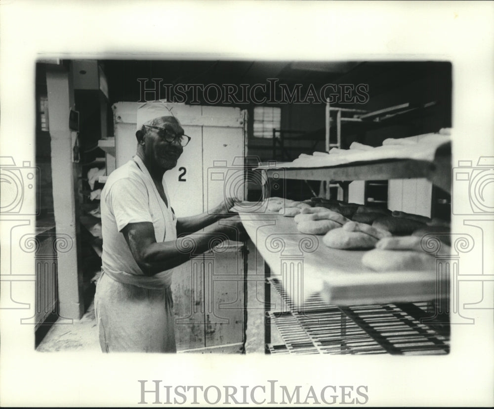 1976 Press Photo Gendusa&#39;s Bakery, baker filling shelves with goodies- Historic Images