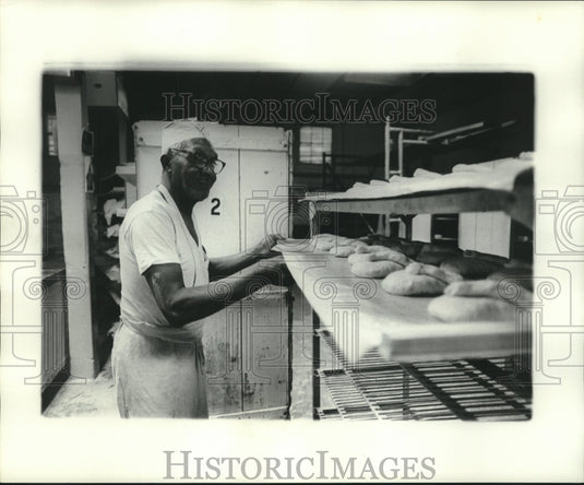 1976 Press Photo Gendusa's Bakery, baker filling shelves with goodies- Historic Images