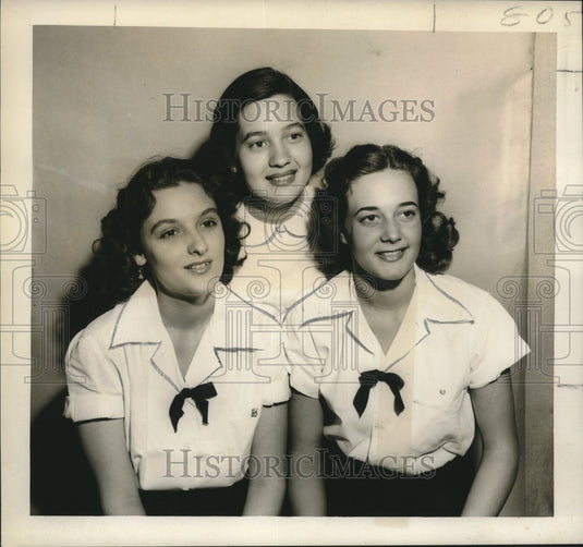 1951 Press Photo Long-time trio of friends will graduate St. Joseph's Academy- Historic Images