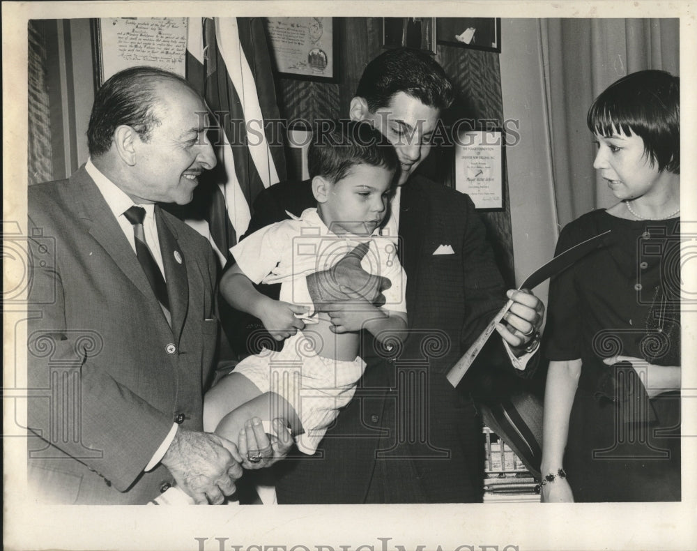  Press Photo Terry Friedman and others in mayor&#39;s office- Historic Images