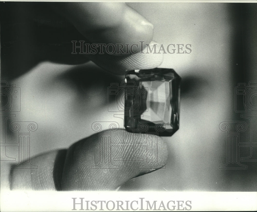 1972 Press Photo A jeweler holding an emerald cut precious gem- Historic Images