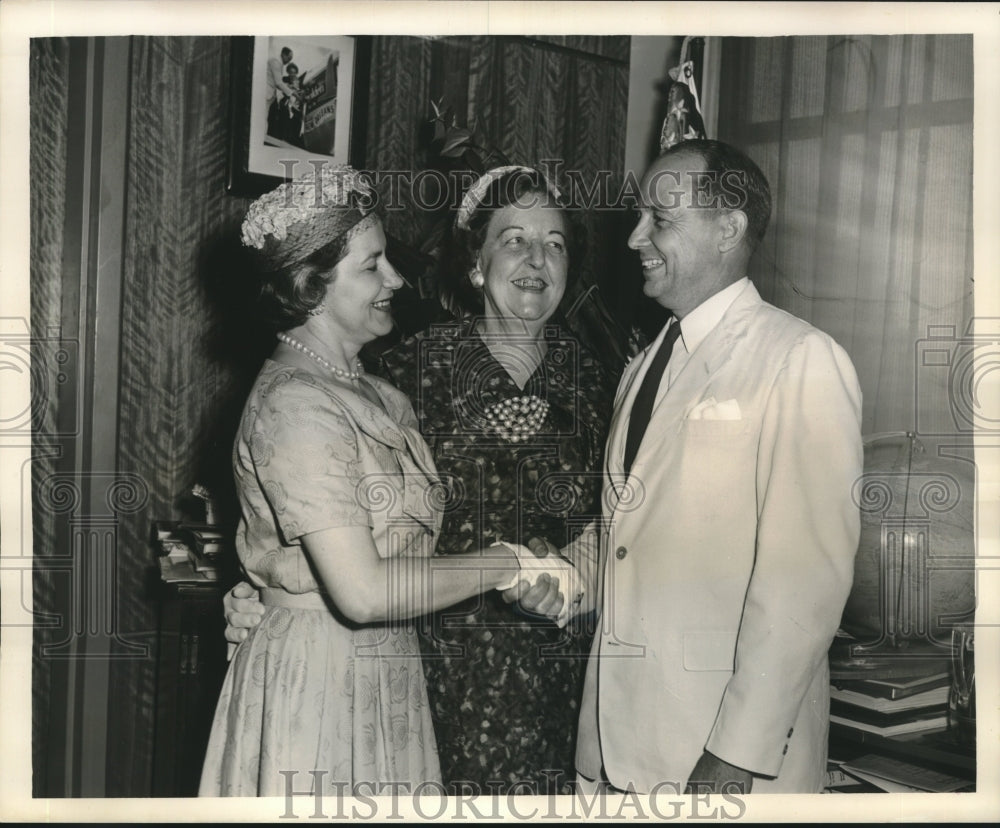 1961 Press Photo Officials of P.B.X. with Mayor Morrison for &quot;P.B.X. Week&quot;