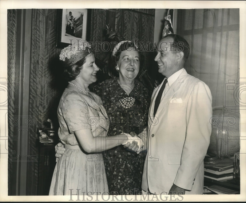 Load image into Gallery viewer, 1961 Press Photo Officials of P.B.X. with Mayor Morrison for "P.B.X. Week"
