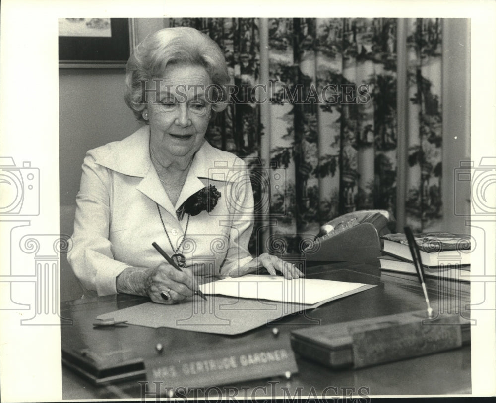 1978 Press Photo Mrs. Gertrude Gardner signing documents in her office