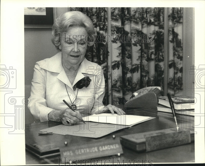 Load image into Gallery viewer, 1978 Press Photo Mrs. Gertrude Gardner signing documents in her office
