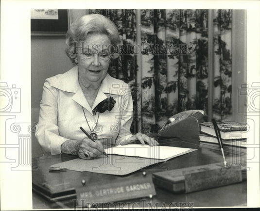 1978 Press Photo Mrs. Gertrude Gardner signing documents in her office