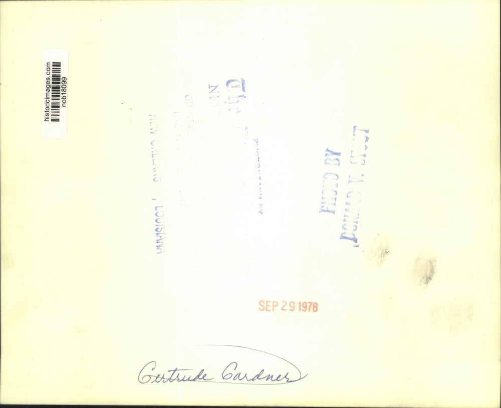 1978 Press Photo Mrs. Gertrude Gardner signing documents in her office