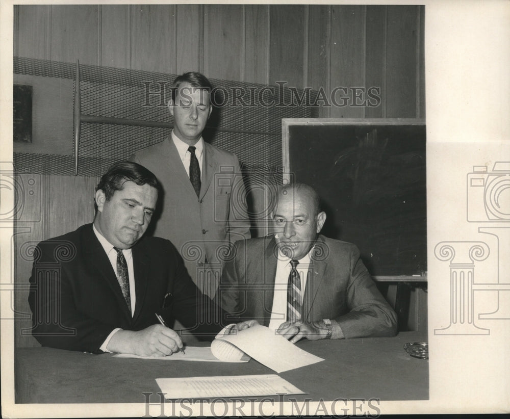 1968 Press Photo Chas Gendusa, Sidney Gefen &amp; Noel Phillips of Y.M.B.C. - Historic Images