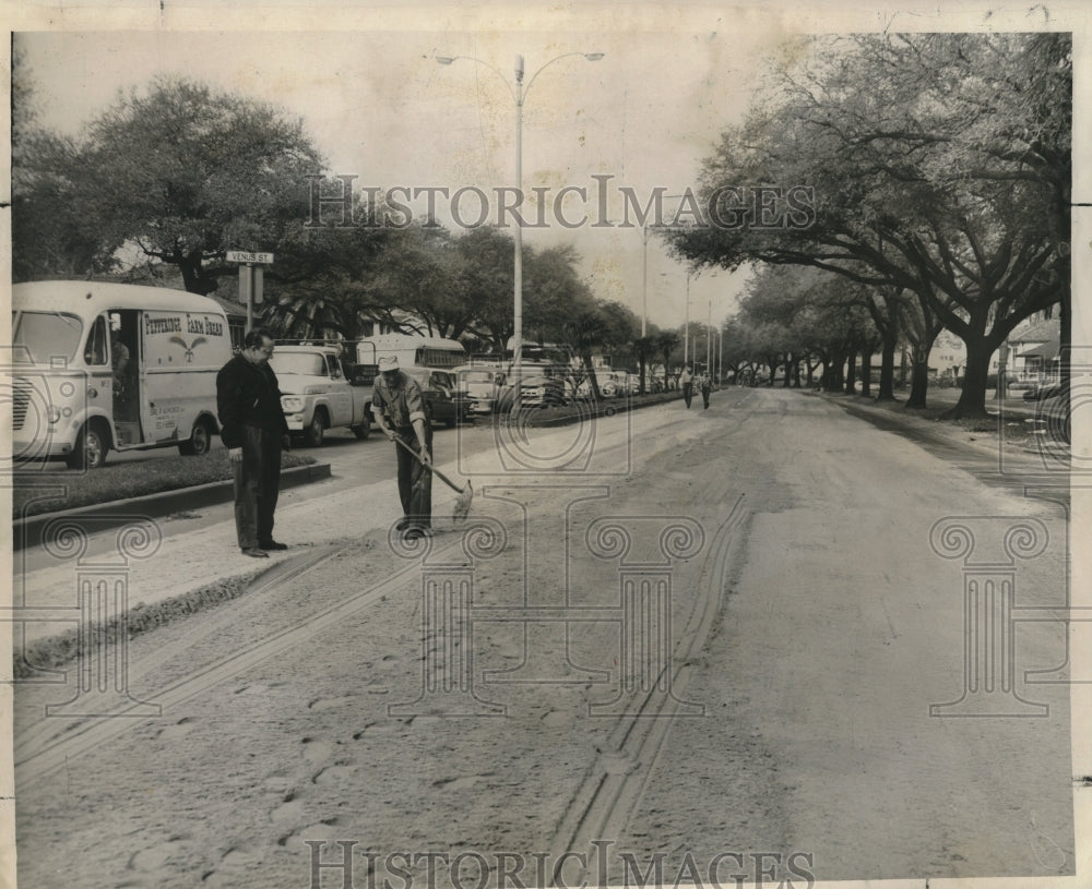 1960 Press Photo City workmen spread sand over spilled fat, Gentilly Boulevard