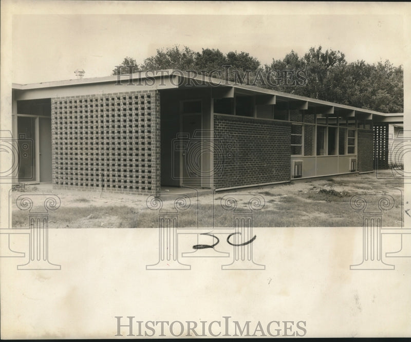 Load image into Gallery viewer, 1957 Press Photo The new educational building for the Gentilly Christian church
