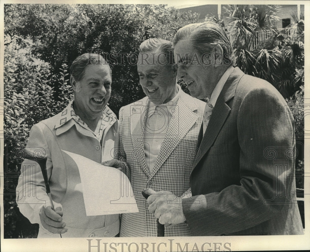 1974 Press Photo Joe Gemelli, Henry Thomas &amp; John Brennan look over golf program- Historic Images