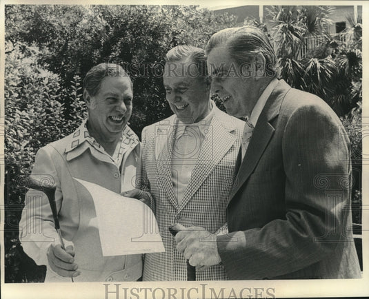 1974 Press Photo Joe Gemelli, Henry Thomas & John Brennan look over golf program- Historic Images