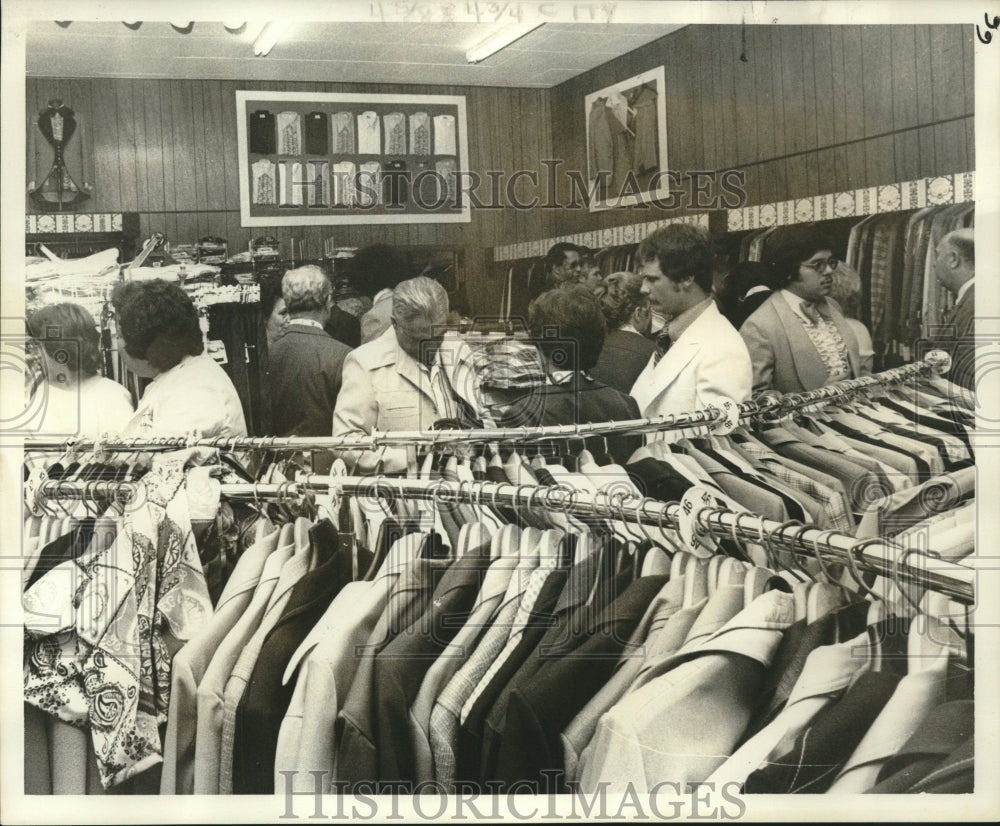 1976 Press Photo Customers &amp; well-wishers at Gemelli&#39;s third store opening- Historic Images