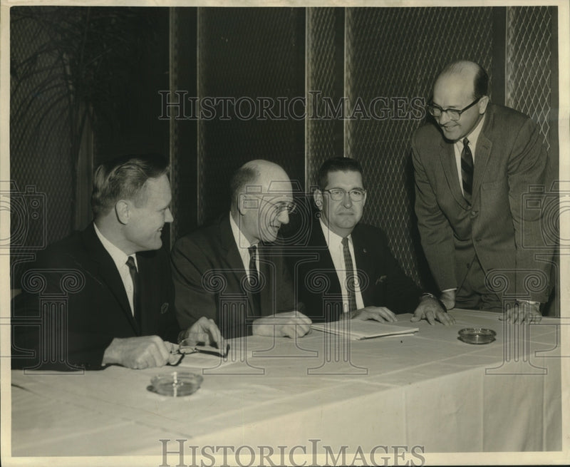 Load image into Gallery viewer, 1966 Press Photo School Board Association delegates at Roosevelt Hotel
