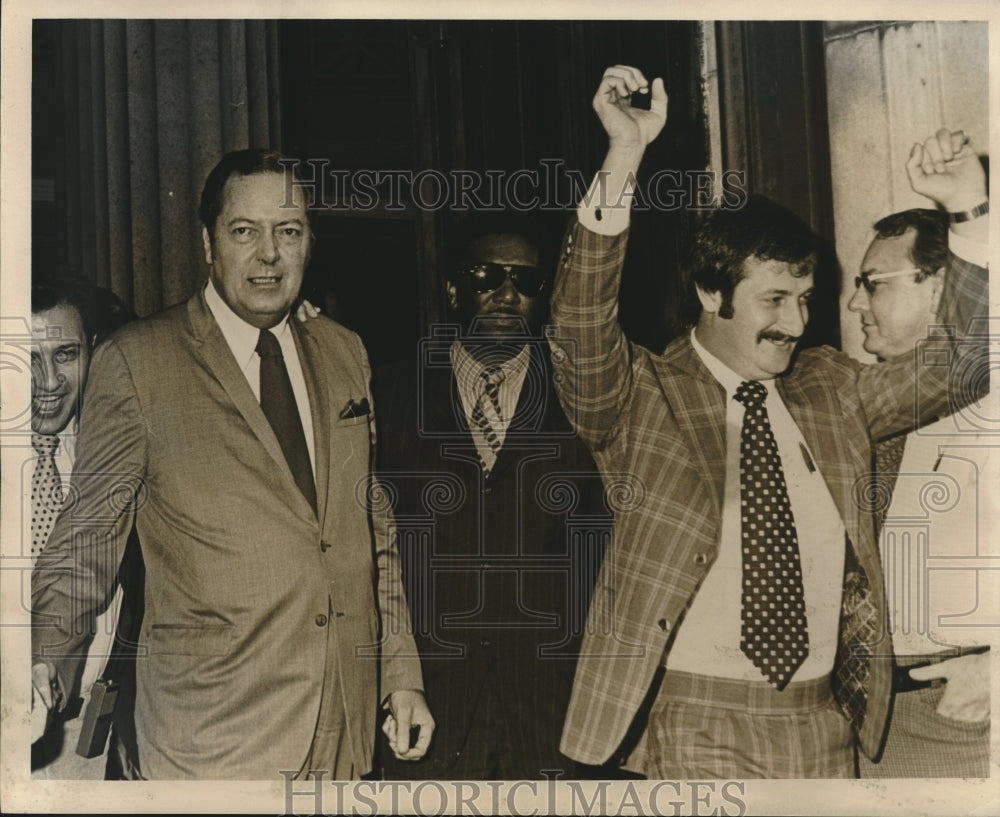 1973 Press Photo District Attorney Jim Garrison of Louisiana at courthouse- Historic Images