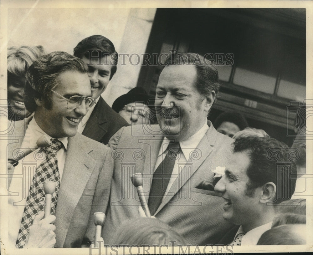 1973 Press Photo District Attorney Jim Garrison of Louisiana talks to reporters- Historic Images