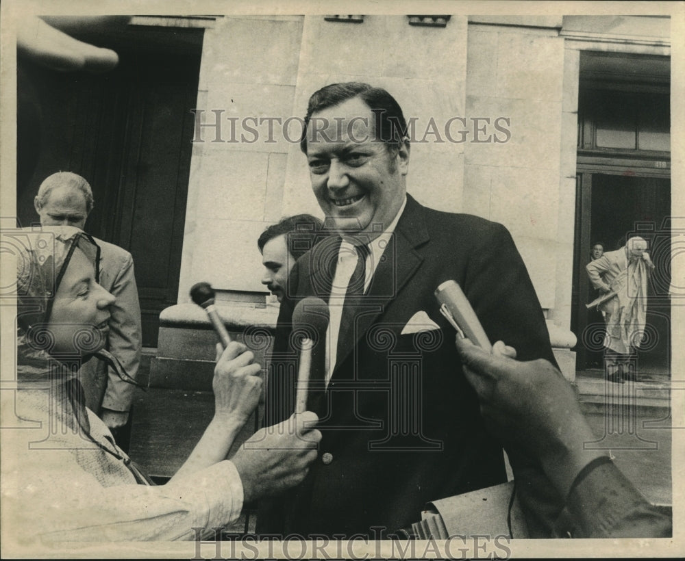 1973 Press Photo District Attorney Jim Garrison talks to reporters - nob18456