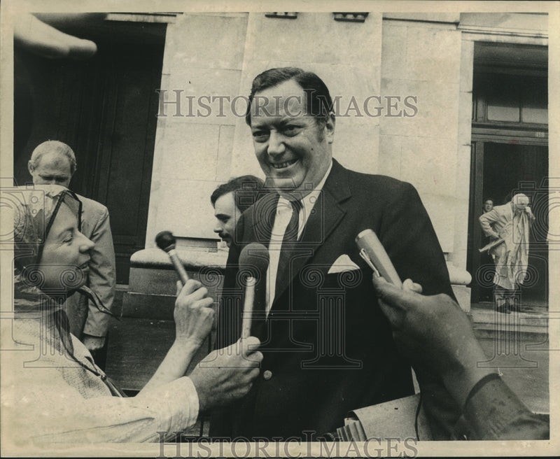 Load image into Gallery viewer, 1973 Press Photo District Attorney Jim Garrison talks to reporters - nob18456
