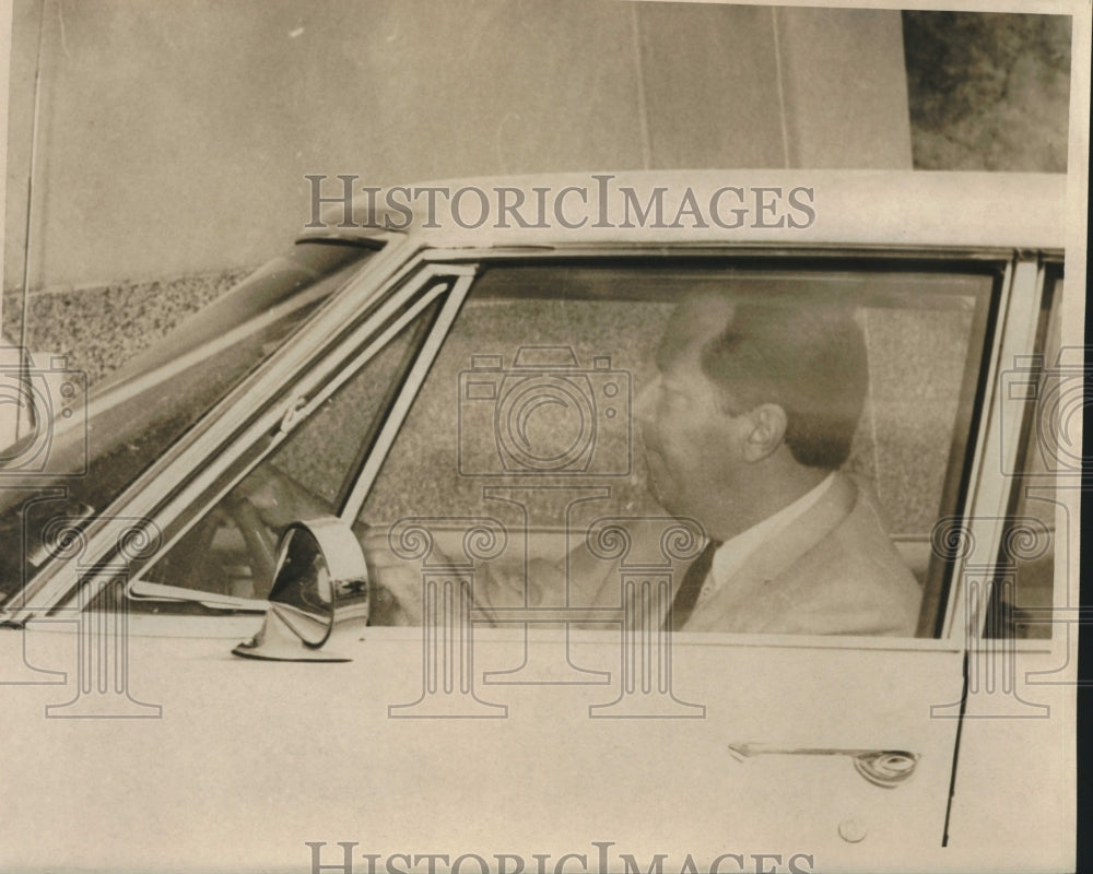 1967 Press Photo District Attorney Jim Garrison in the front seat of his car- Historic Images