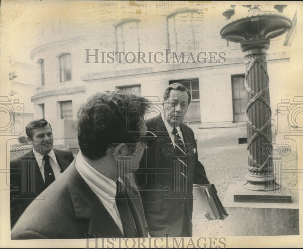 1974 Press Photo Jim Garrison arrives for the Income Tax trial.- Historic Images