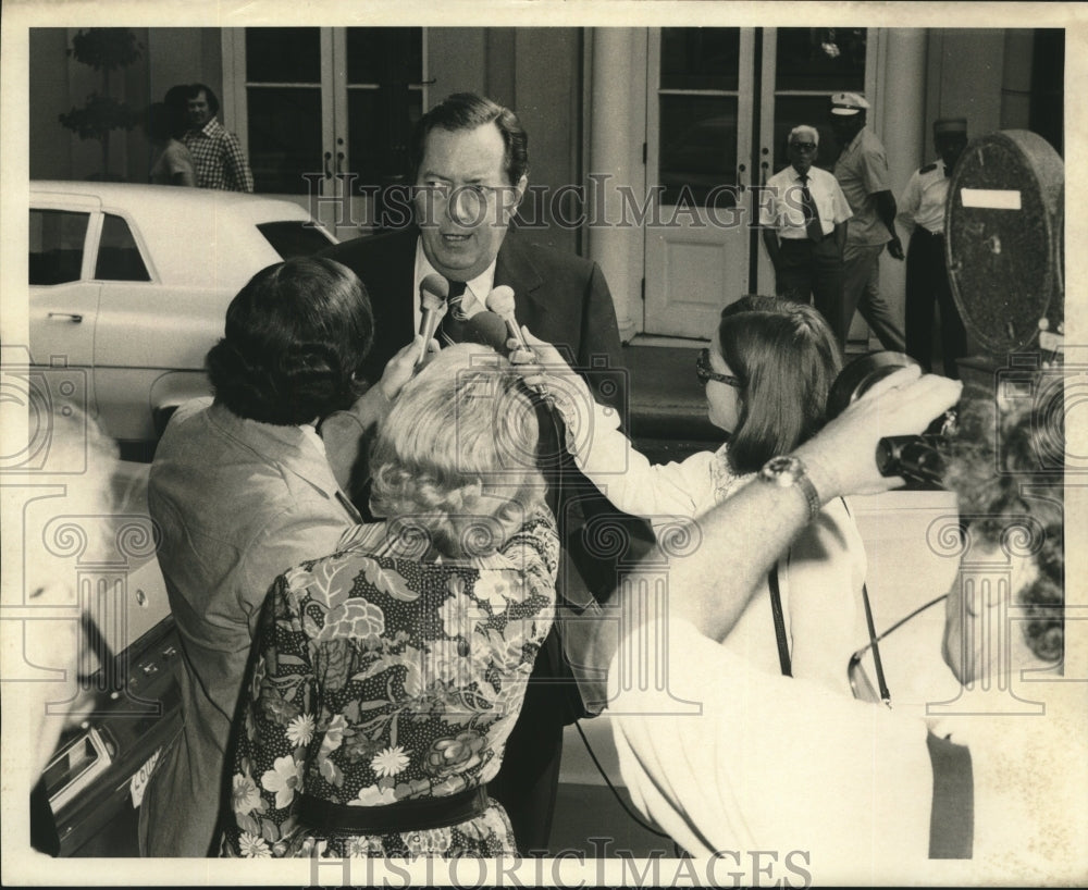 1973 Press Photo District Attorney Jim Garrison talks to reporters- Historic Images