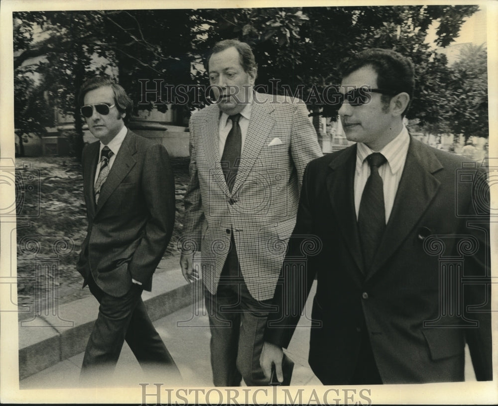 1973 Press Photo Jim Garrison and his attorneys leave court at noon break