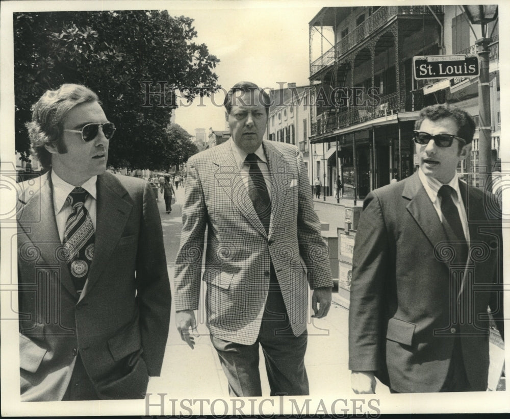 1973 Press Photo Jim Garrison and his attorneys leave court at noon break- Historic Images