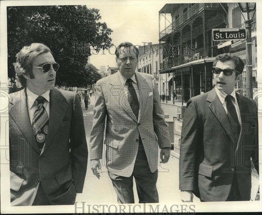 1973 Press Photo Jim Garrison and his attorneys leave court at noon break- Historic Images