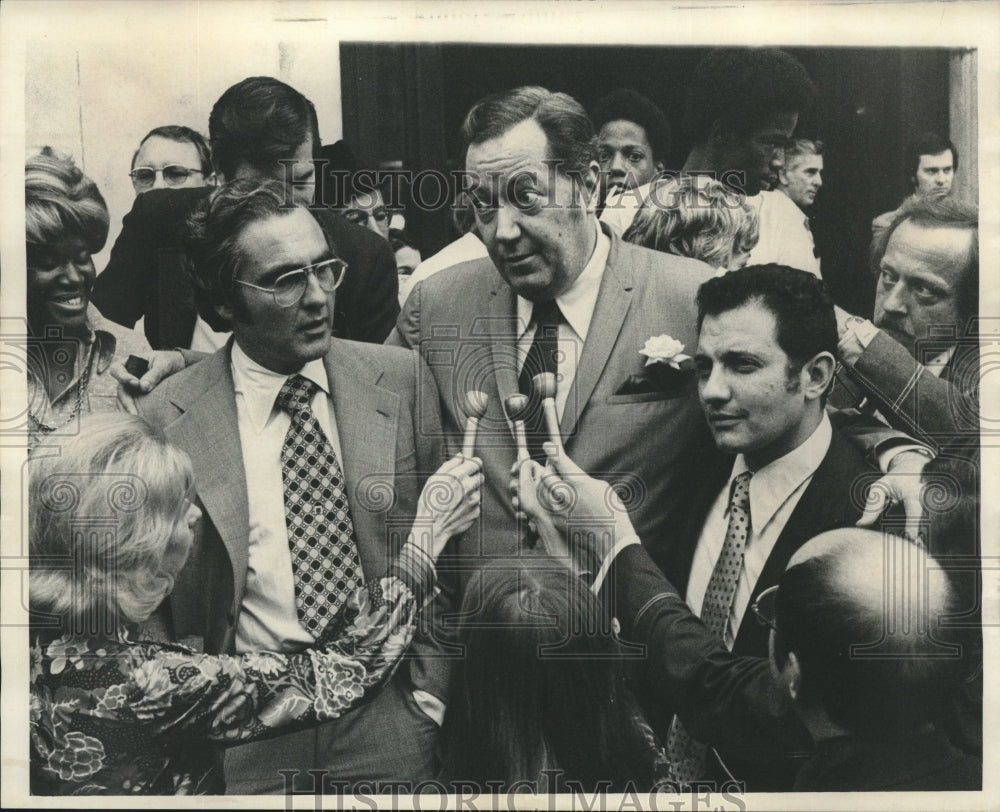 1973 Press Photo District Attorney Jim Garrison talks to reporters- Historic Images