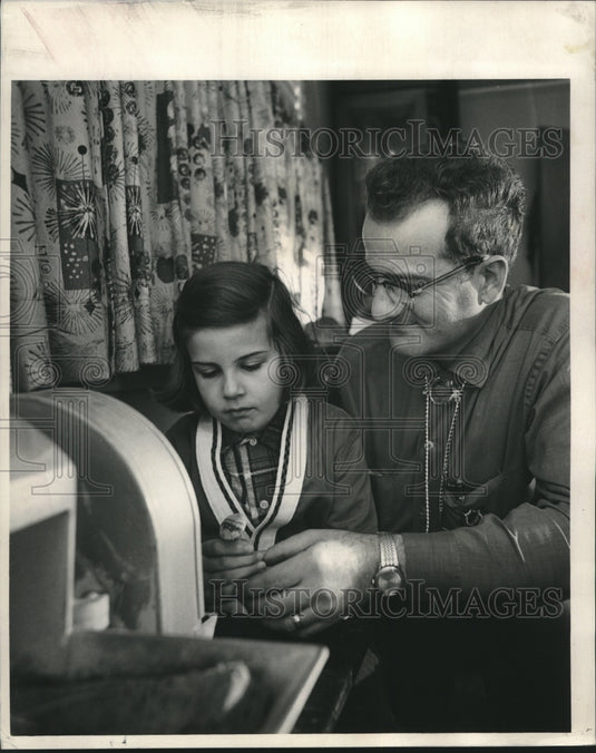 1967 Press Photo Gene Young shows Cynthia Monsour polished stone - nob18655