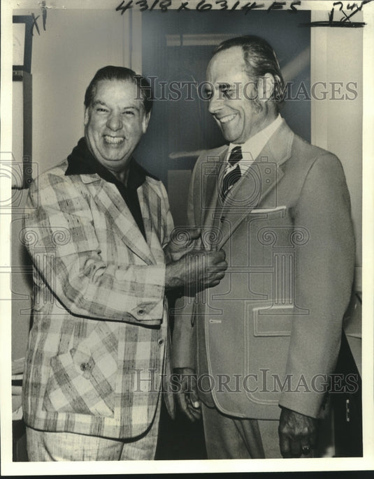 1977 Press Photo Joe Gemelli shares a chuckle with Dr. Byron at Cityof Hope.- Historic Images