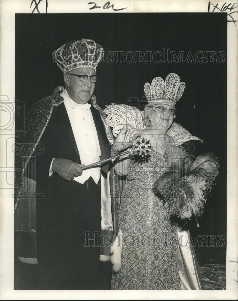 Load image into Gallery viewer, 1970 Press Photo New Orleans Recreation Department Golden Age Club Krewe of GANO

