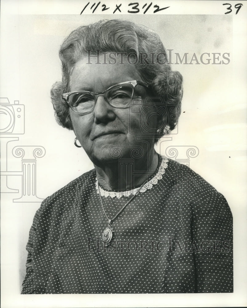 1976 Press Photo Mrs. Andrew J. Golden, president of Les Causeries du Lundi- Historic Images