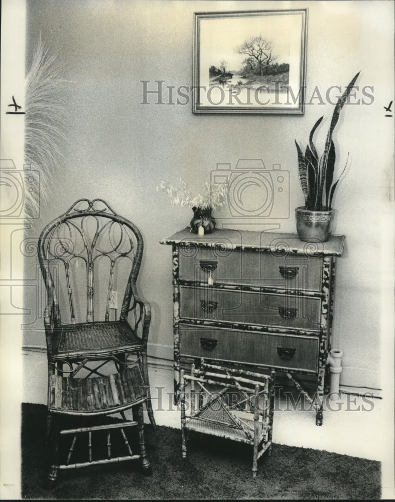Load image into Gallery viewer, 1976 Press Photo Wicker furniture made by Mike Knowles of Golden Age Antiques

