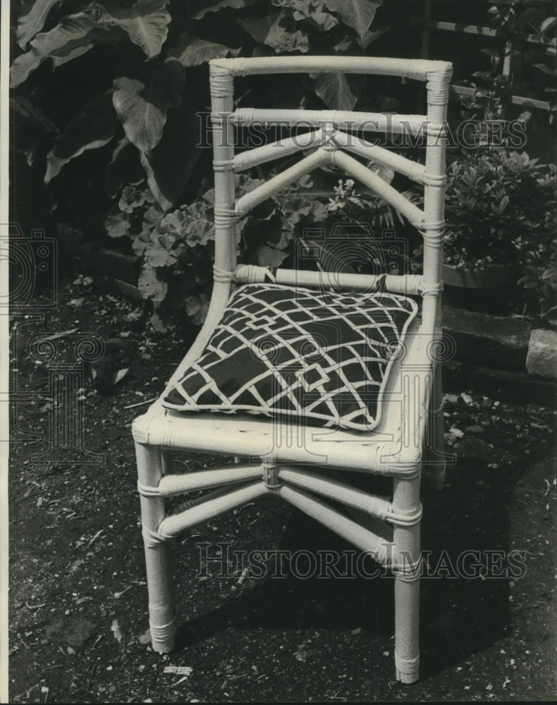 1976 Press Photo A Rattan wicker straight chair with simple lines- Historic Images