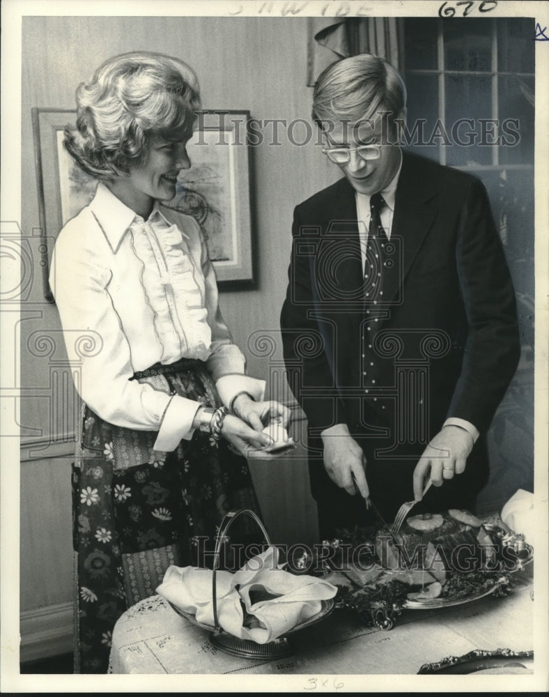 1972 Press Photo Mrs. Louis L. Frierson and Mr. Fierson, preparing cocktails - Historic Images