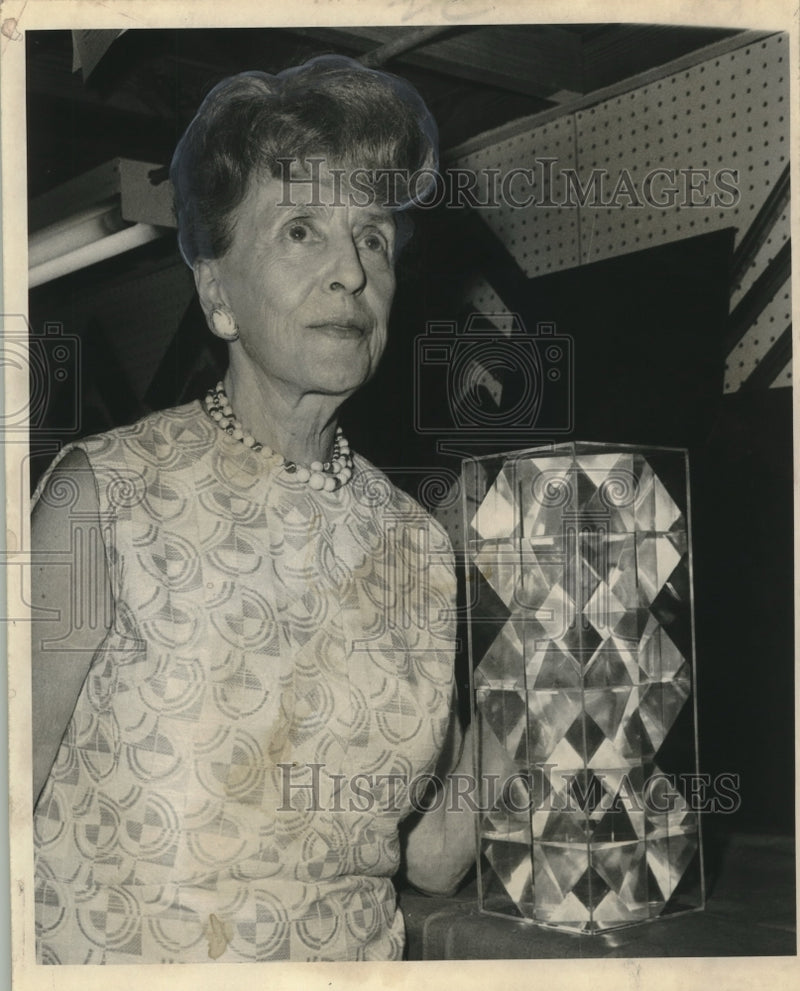 Load image into Gallery viewer, 1971 Press Photo Lillian Florsheim first local solo show at the Circle Gallery
