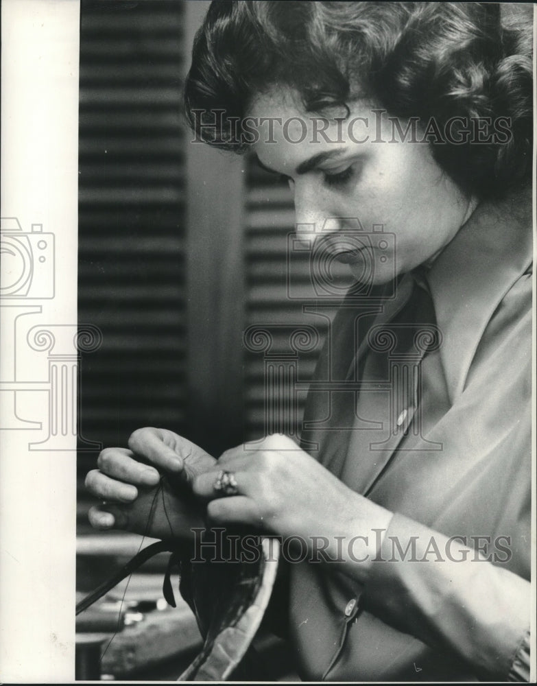1972 Press Photo Barbara Grandsart refurbishes old saddles handswen - nob18917