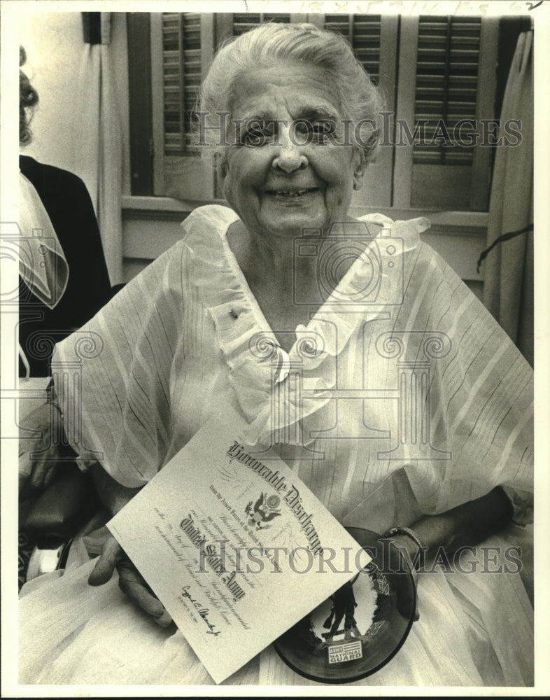 1979 Press Photo Josephine Gray displays certificate of honorable discharge - Historic Images