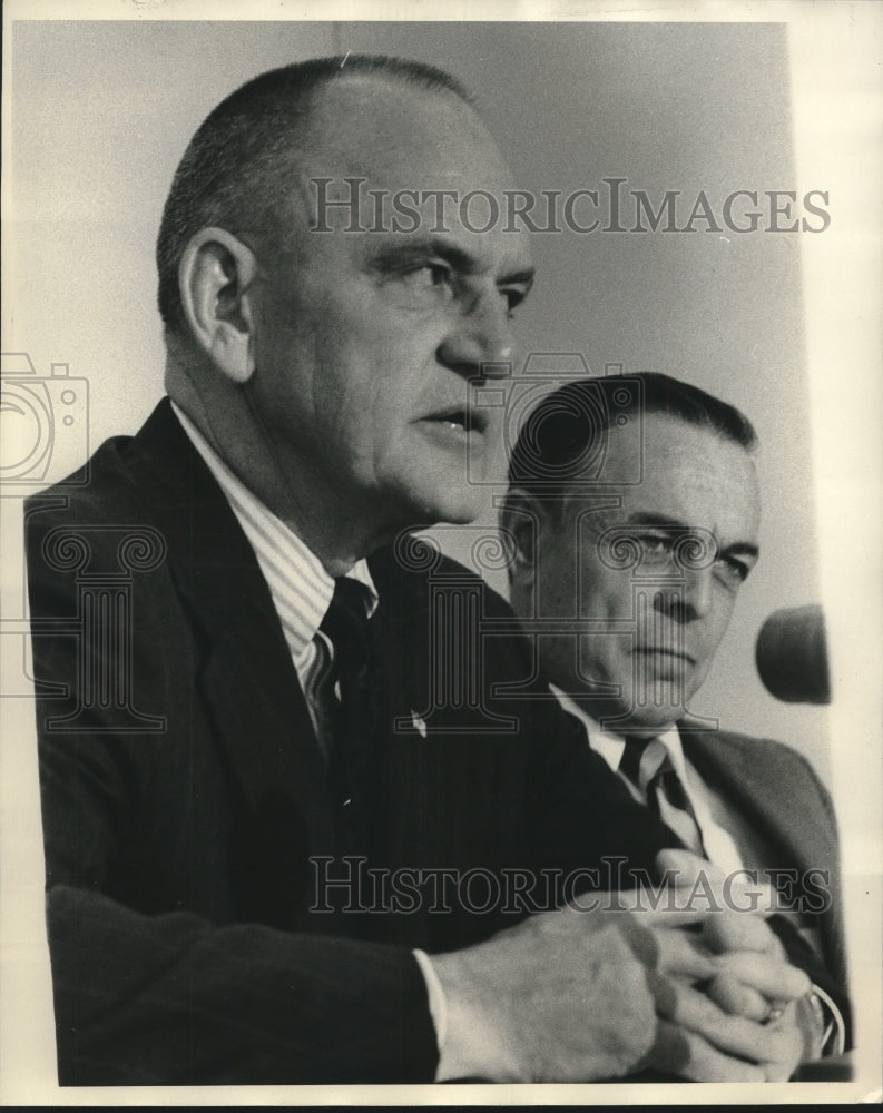 Load image into Gallery viewer, 1972 Press Photo FBI agent Pat Gray and another at meeting - nob18934
