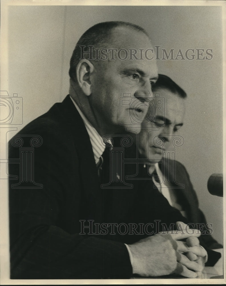 1972 Press Photo FBI agent Pat Gray and another at meeting- Historic Images