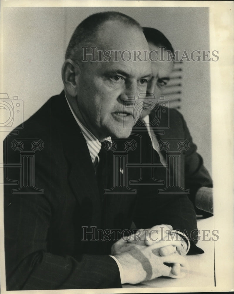 Load image into Gallery viewer, 1972 Press Photo FBI agent Pat Gray and another at meeting - nob18936
