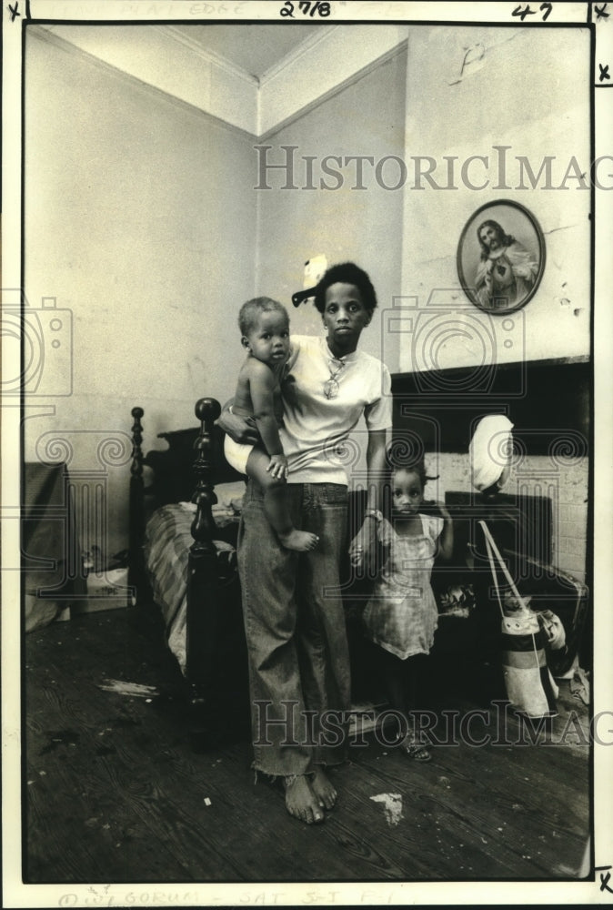 1979 Press Photo Sandra Gorum &amp; family reside in house with lead paint- Historic Images