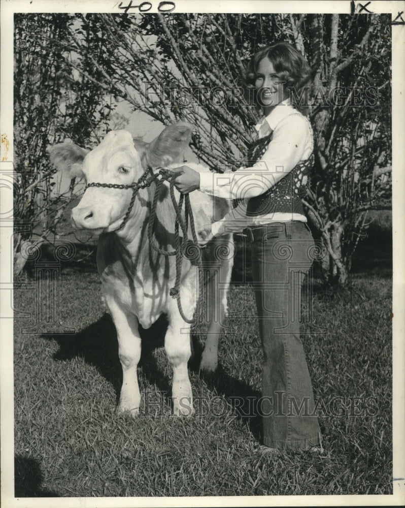Load image into Gallery viewer, 1972 Press Photo Cathy Greathouse showing her Simental, a Swiss breed of cattle
